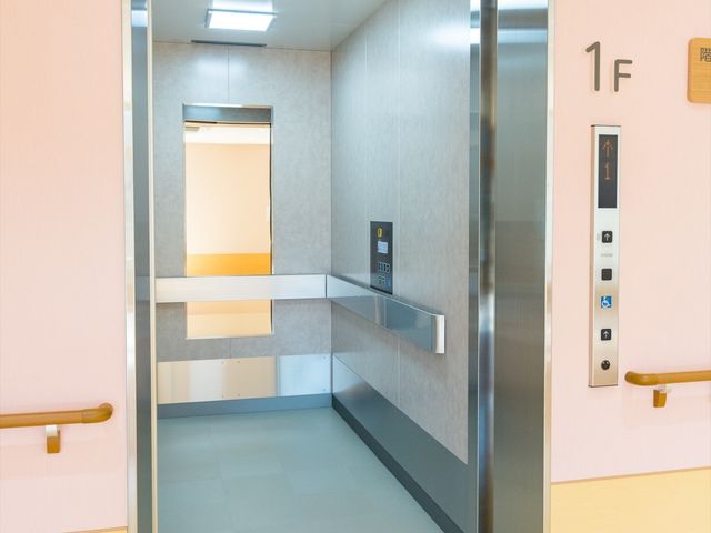 広々とした清潔なエレベーター エレベーター 設備が整ったこのエレベーターは、車椅子の方も無理なくご利用いただける設計です。安全でゆとりある移動が可能で、快適な勤務環境を支えます。