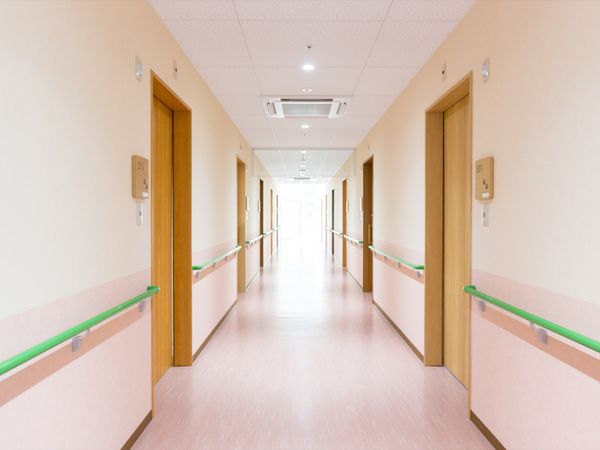 廊下にある安全手すり設置