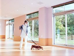 清掃する人と犬の廊下