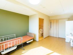 明るい居室の様子