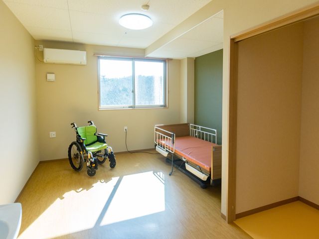 広々とした居室の一角 居室 陽光が差し込む心地よい居室です。バリアフリー設計なので、車椅子でも快適にお過ごしいただけます。