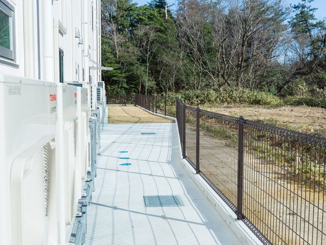 施設外の遊歩道と自然 外観 清潔感あふれる遊歩道は、四季折々の自然を身近に感じながら散歩が楽しめます。新しい職場で心身共にリフレッシュする環境です。