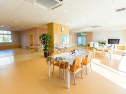 明るい共有ダイニング
