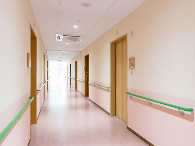 清潔感ある明るい廊下 廊下 手すりが設置された温かみのあるデザインの廊下です。就業を検討される方には、安心してご利用いただける環境を提供しています。