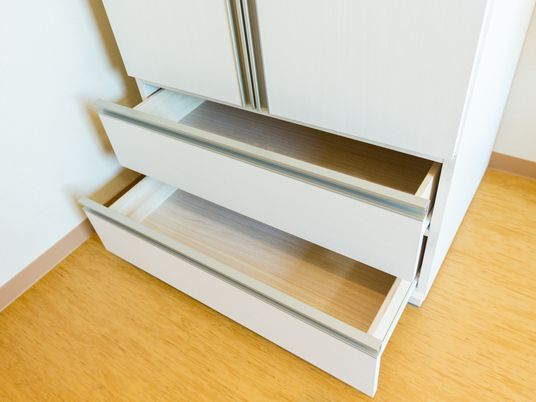 収納付きの白い家具