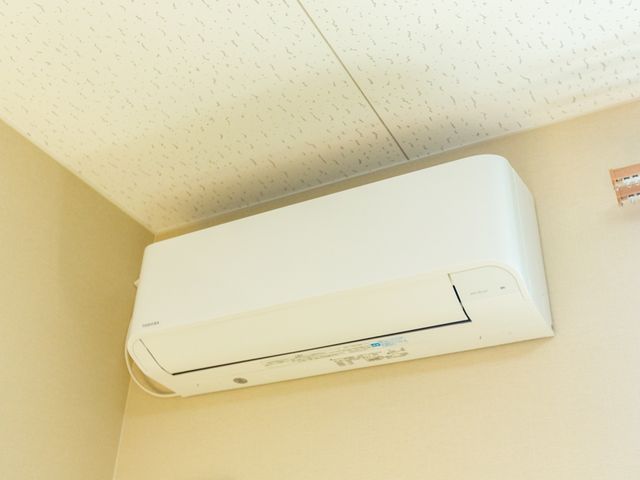 部屋のエアコン 居室 常に快適な環境を保つためのエアコンが設置されており、一年中快適にお過ごしいただけます。