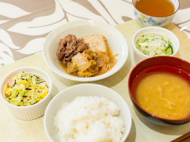 バランスの取れた食事内容 食事 栄養バランスを考えたお食事です。彩り豊かなメニューで、毎日の食事が楽しみになります。