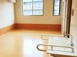 清潔な空間と手すり付き浴室