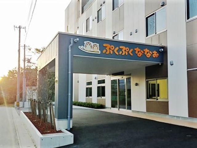 快適なエントランス外観 外観 明るい光が差し込むゆとりのあるエントランスです。暖かな雰囲気の中で、来訪者をお迎えしています。