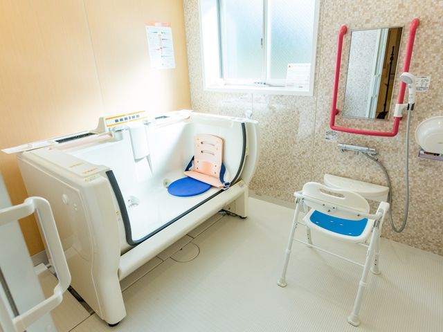 バリアフリーな浴室設備 介護浴室 安全に配慮された設備の浴室です。手すりやシャワー椅子も完備しており、利用者の方々の快適な入浴をサポートします。
