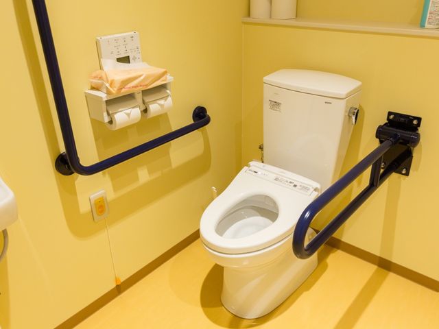バリアフリートイレ トイレ 安全で使いやすいバリアフリートイレがあり、サポート用の手すりも整っています。快適にご使用いただける配慮がされています。