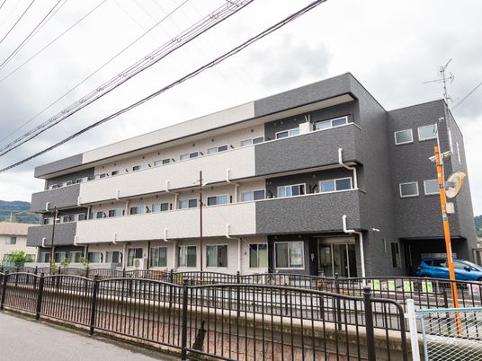 多階層のモダンな建物