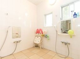 清潔なバリアフリー浴室