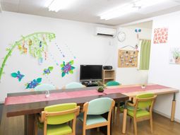 多彩な壁飾りのある食堂