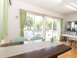 明るい食堂の窓辺