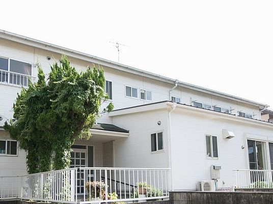白い建物の外観  