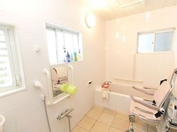 明るい浴室の様子