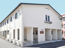 白い建物のエントランス
