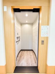 広く明るい廊下の一角