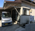 車のある建物前