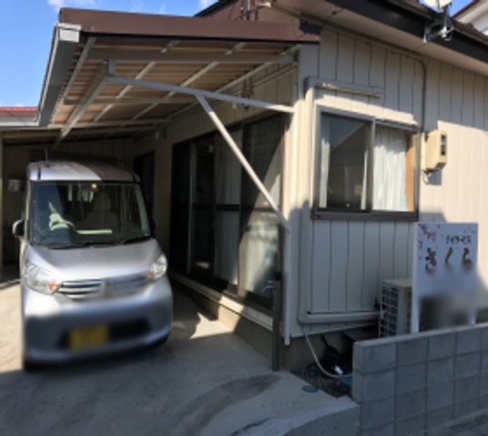 車のある建物前