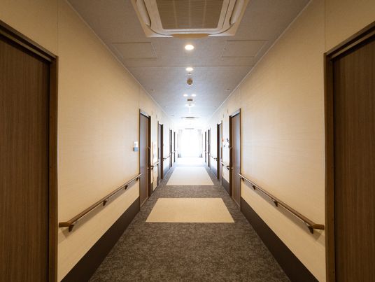 広く明るい通路