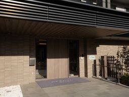 モダンな建物のエントランス