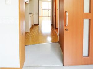 明るい廊下の出入口  
