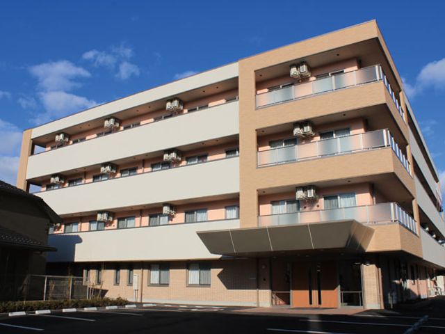 快適な外観の建物 広々とした駐車場がある、明るいカラーの建物です。職員入口も分かりやすく、ゆったりとした出勤が期待できます。