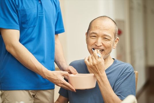 介護スタッフと利用者