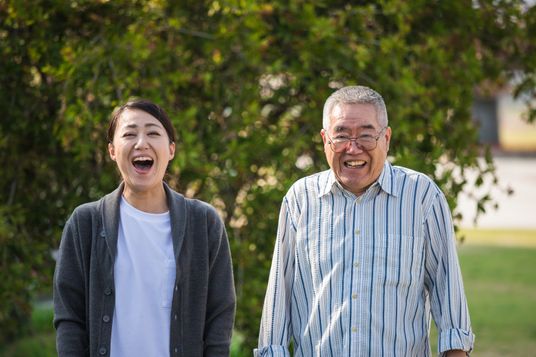 笑顔の男女中庭