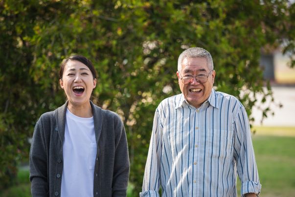 笑顔の男女中庭