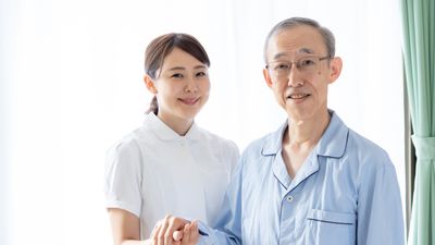 介護スタッフと高齢者