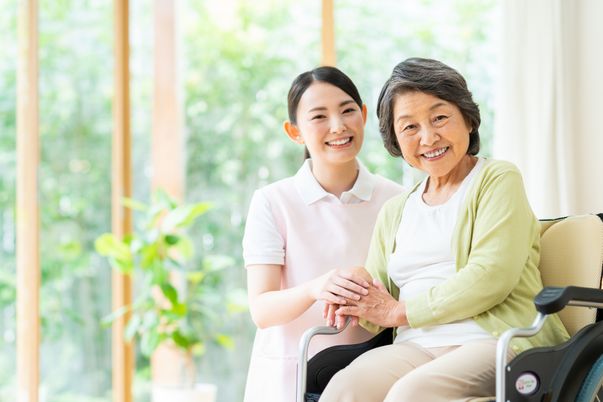 介護職員と笑顔の女性