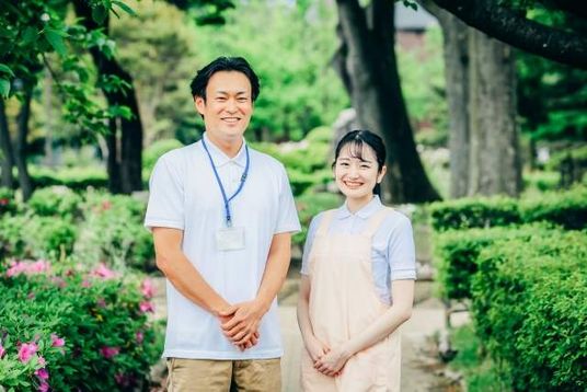 笑顔のスタッフ2人中庭にて