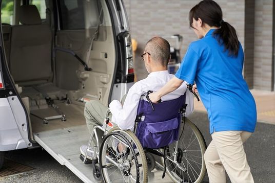 車椅子利用者とスタッフ