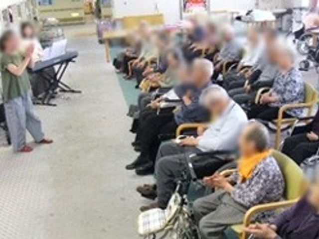 集団活動の様子 多目的室 椅子に座って、講師の方と交流する機会が提供されています。リラックスした雰囲気の中で学びを深められます。