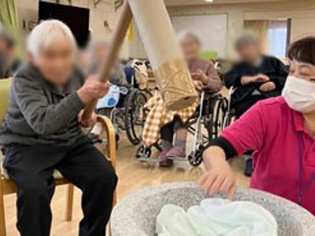 楽しい活動の様子 ラウンジ 車椅子の方々がスタッフと一緒に楽しいアクティビティを楽しんでいます。明るい雰囲気です。