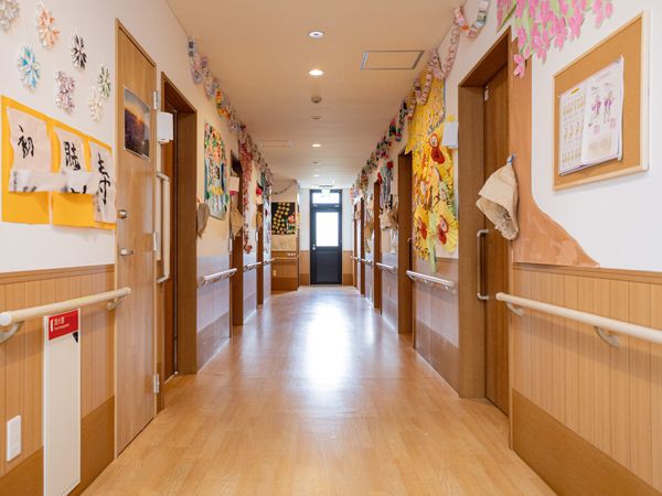 明るく装飾された廊下