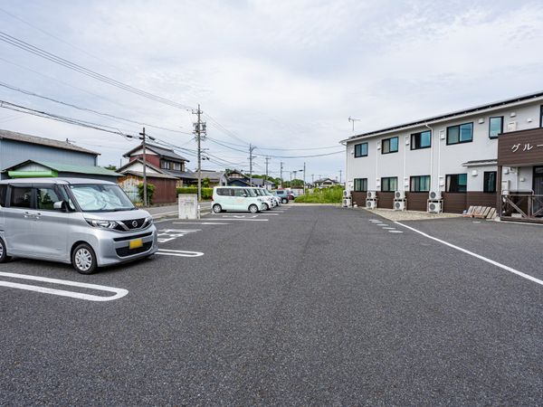 広い駐車場の光景