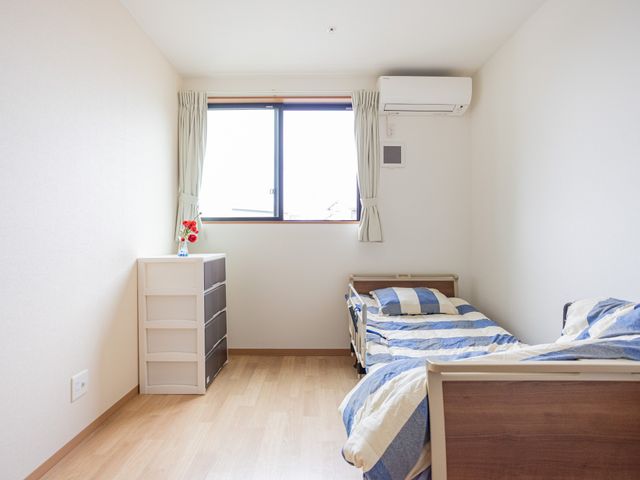 明るい居室 居室 自然光が優しく差し込む広々とした個室です。快適な暮らしをサポートします。