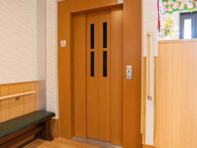 便利なエレベーター エレベーター エレベーターの入口はバリアフリーになっており、移動が簡単で快適です。車椅子の使用にも対応しています。