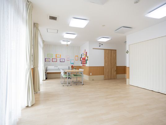 柔らかい光が満ちる多目的室