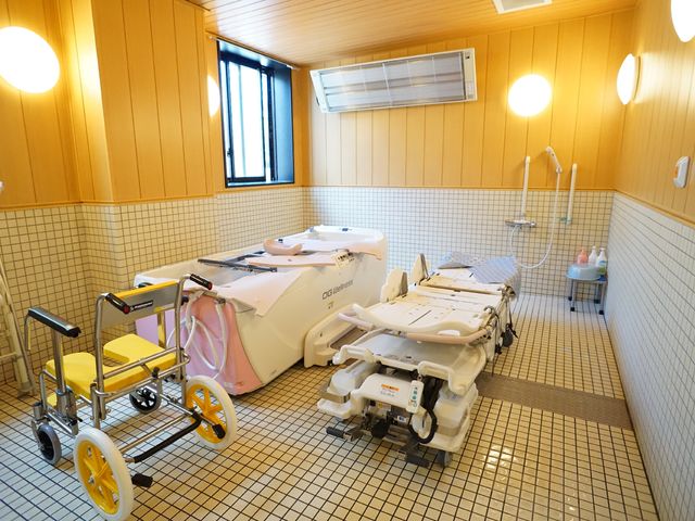 ケア用品が整った浴室 機械浴 広々とした清潔な浴室には、安全に配慮したバリアフリー設計が施されております。サポートが必要な方も快適にご利用いただける環境です。