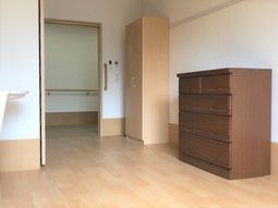 明るい居室の一角