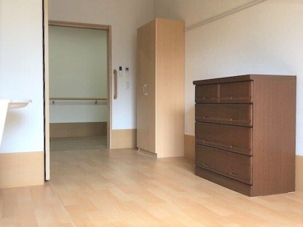 明るい居室の一角