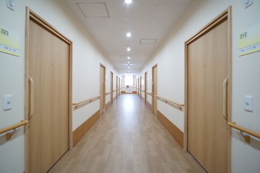 清潔な施設の廊下