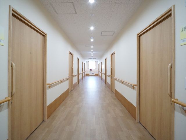 清潔な施設の廊下 廊下 手すりが整備された明るく広々とした廊下です。ゆとりの空間で快適に過ごせる環境が整っています。