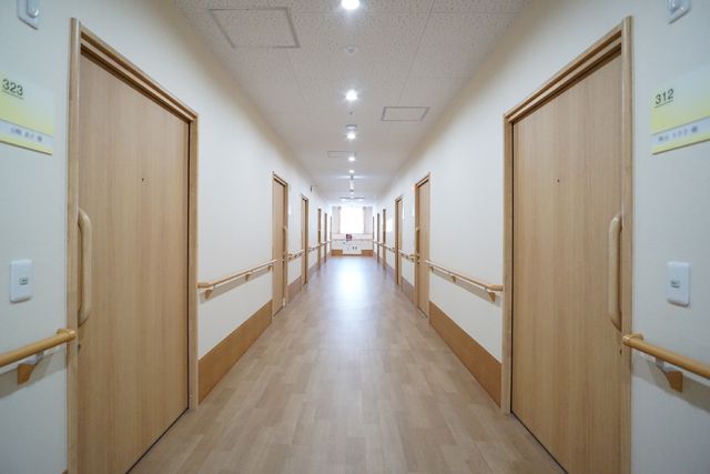 清潔な施設の廊下