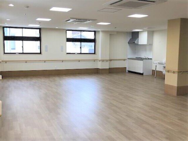 明るい空間の機能訓練室 食堂 広々とした清潔な空間が特徴の機能訓練室です。ここでは、利用者様のリハビリを支える様々なプログラムが展開されています。